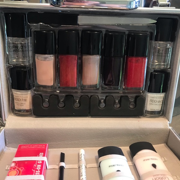 The Color Workshop Manicure Set - Picture 3 of 6